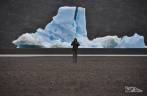 A Ana fica pequena perto de um iceberg em praia do lago Grey, no parque Nacional Torres del Paine, no sul do Chile
